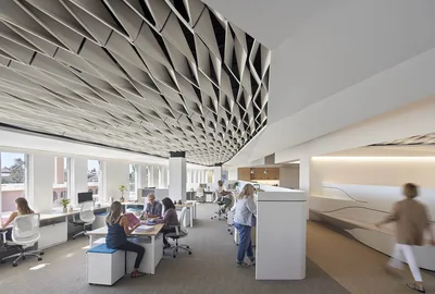 Baltos 3D lubų mentės virš atviro plano biuro