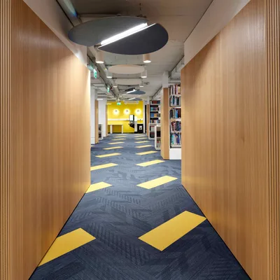 Frezuotos medinės sienų panelės bibliotekos koridoriuje